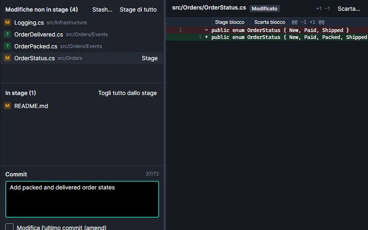 Liste dei file non in stage e in stage, con a destra il diff del file con righe aggiunte in verde e rimosse in rosso.